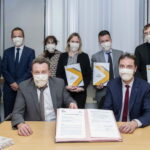 Le 26 octobre 2020, la Direction des achats de l'Etat (DAE) s'est engagée auprès de l'Agence du travail d'intérêt général et de l'insertion professionnelle (ATIGIP) pour soutenir la production responsable en détention.