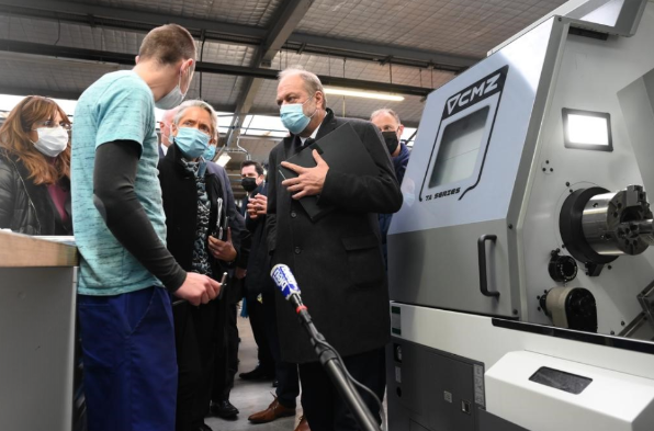Elisabeth Borne et le garde des Sceaux Eric Dupont-Moretti, accompagnés de chefs d'entreprises, ont visité le 2 décembre 2021 des ateliers du centre de détention de Muret pour promouvoir le travail pénitentiaire.