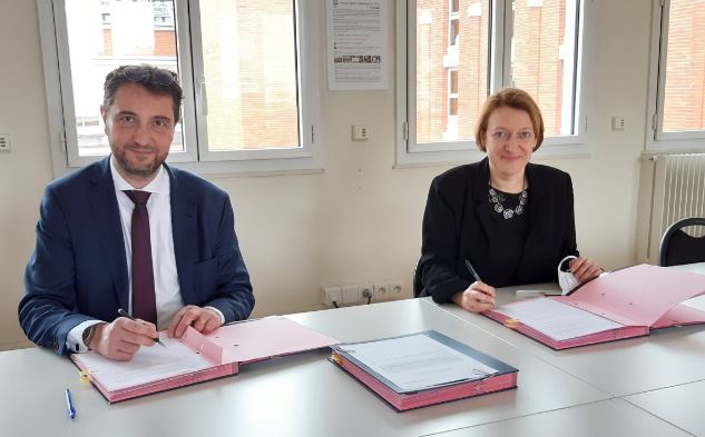 La Direction de l'information légale et administrative (DILA) transférera du matériel informatique réformé ainsi qu'une machine de routage aux ateliers de l'ATIGIP. Cet accord permettra aux détenus travailleurs du SEP d'acquérir de nouvelles compétences recherchées sur le marché du travail.