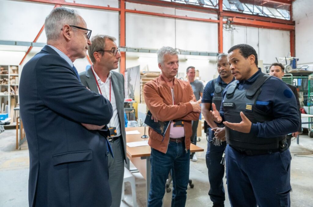 Visite du DAP à la maison d'arrêt de Bois d'Arcy pour la signature de deux contrats d'emploi pénitentiaire
