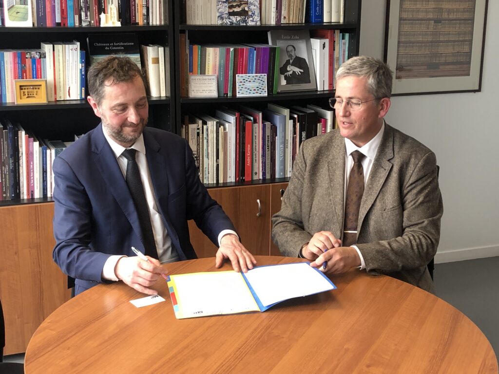 Albin Heuman, directeur de l'Atigip et Gilles Désiré dit Gosset, conservateur général du patrimoine, directeur de la Médiathèque du patrimoine et de la photographie signent une convention de partenariat le 23 mars 2023.