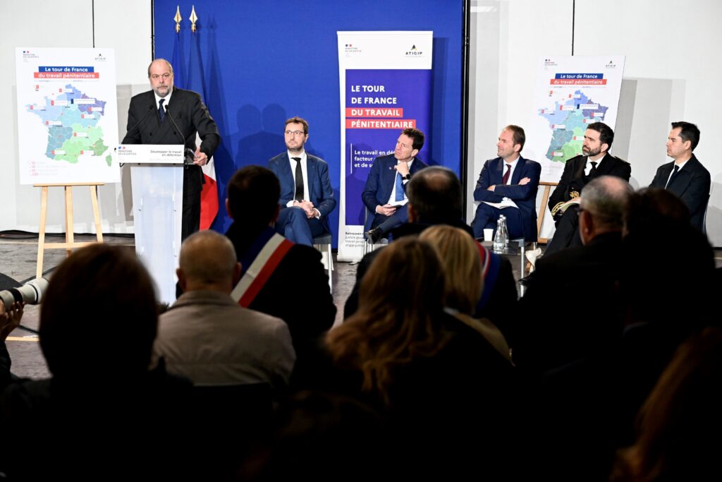 Éric Dupond-Moretti, garde des Sceaux, ministre de la Justice, s'est rendu le 4 avril 2023 au centre pénitentiaire de Bois d'Arcy (Yvelines) afin de promouvoir le travail pénitentiaire et l'embauche en sortie de détention. Plus d'une soixantaine de chefs d'entreprises, des associations et des représentants de l'autorité judiciaire étaient présents.