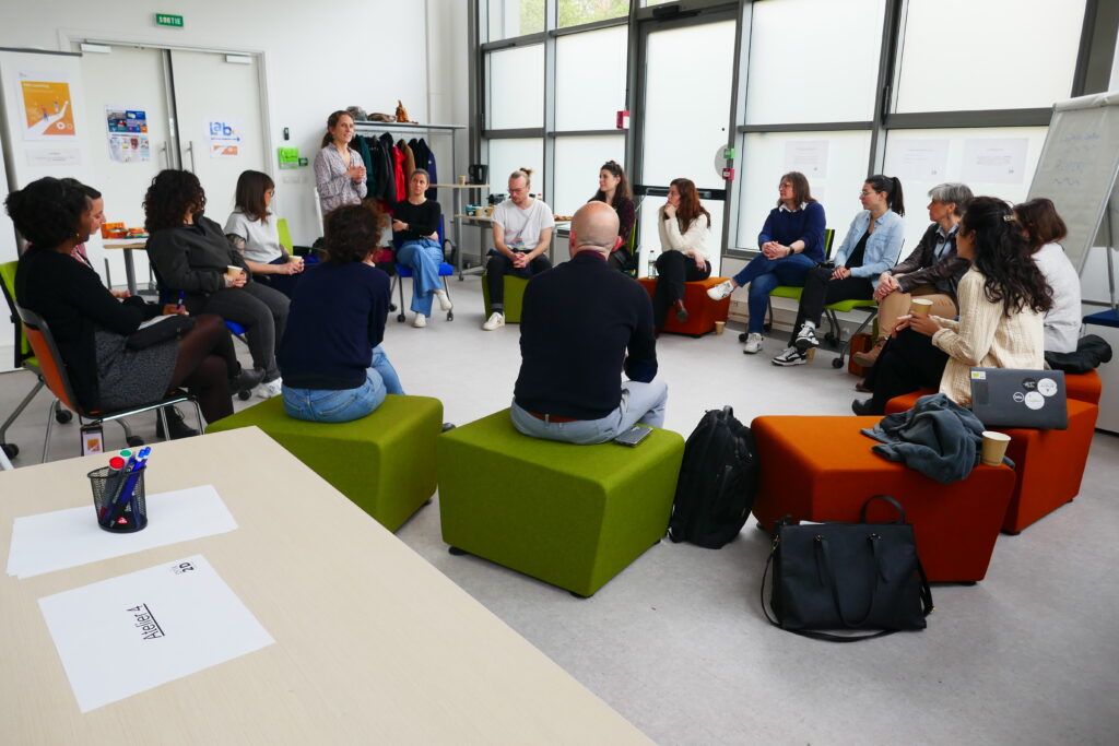 Le prix 2D (Dedans-Dehors) est un programme de co-développement destiné à identifier puis développer de nouvelles solutions. Il permet une meilleure coopération entre les acteurs de l'économie sociale et solidaire agissant en faveur de l'insertion professionnelle des PPSMJ et les acteurs publics.