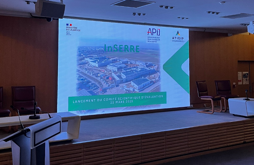 Photo d'une projection d'une présentation sur un écran avec comme titre "Lancement du comité scientifique d'évaluation"