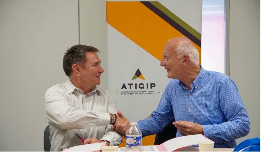 Bruno Clément-Petremann, directeur de l'Atigip (à gauche) et Louis Laurent-Mazerolle, président bénévole d'ECTI (à droite) se serrant la main